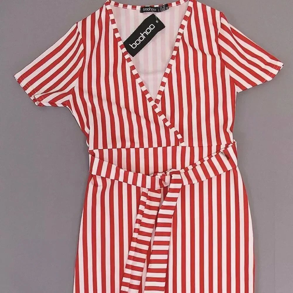Boohoo Red and white stripped Dress sz. 6 NWT